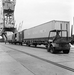 171555 Afbeelding van de overslag van containers van United States Lines in de Prinses Margriethaven te Rotterdam.
